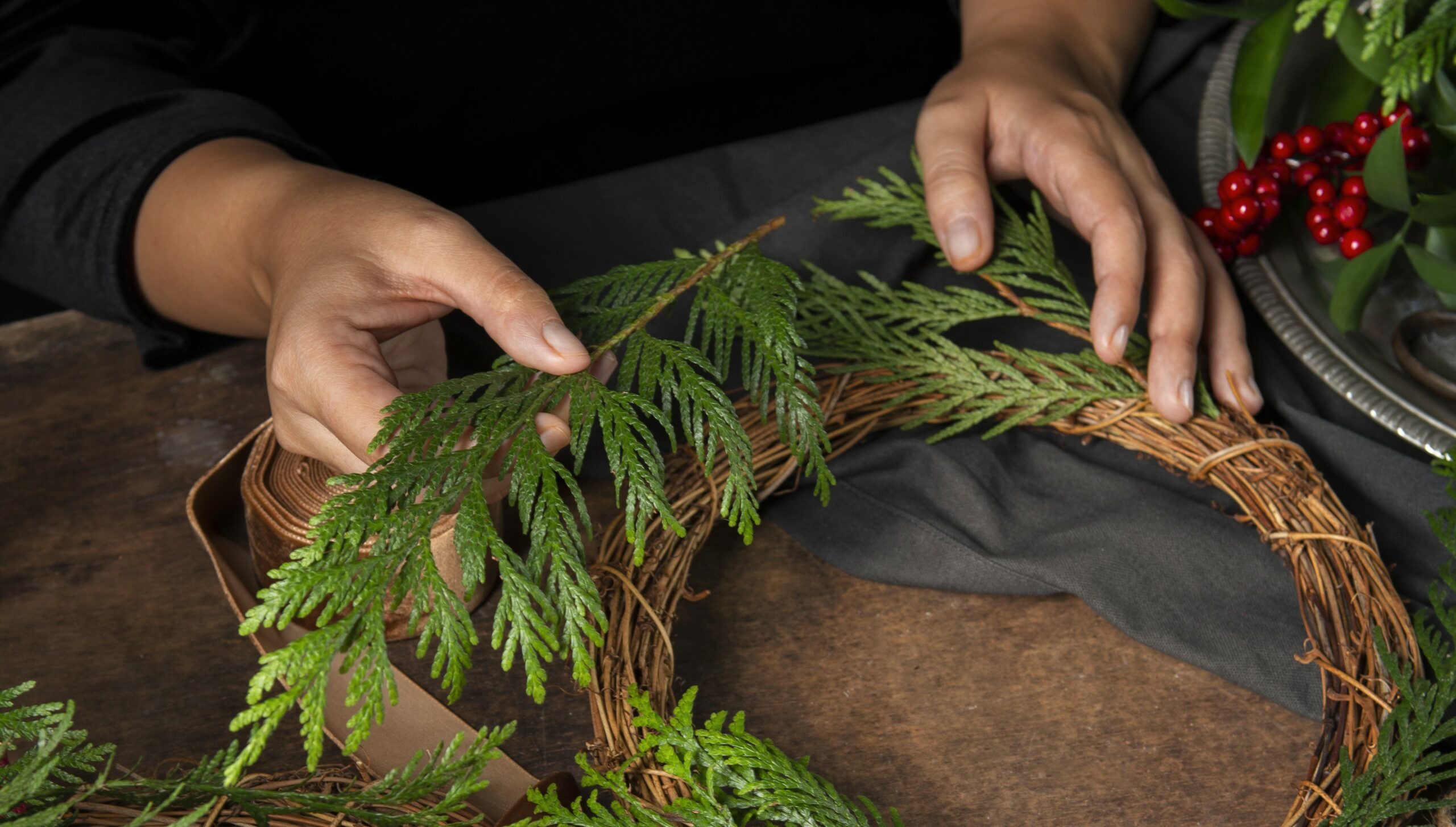 Hande von oben beim zusammenbau des adventskranzes