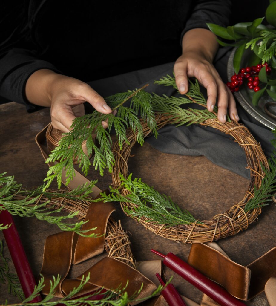 Hande von oben beim zusammenbau des adventskranzesss